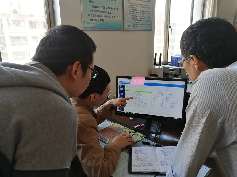 张家口市纪委监委“五一”期间，在全市范围内开展纠正违反中央八项规定精神和“四风”问题专项检查。图为张家口市下花园区调取比