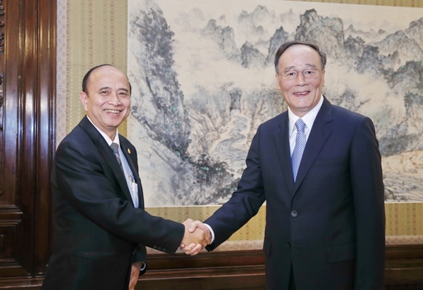 6月20日，中共中央政治局常委、中央纪委书记王岐山在北京中南海紫光阁会见柬埔寨国务大臣兼反腐败委员会主席翁仁典。（新华社记者 鞠鹏 摄）
